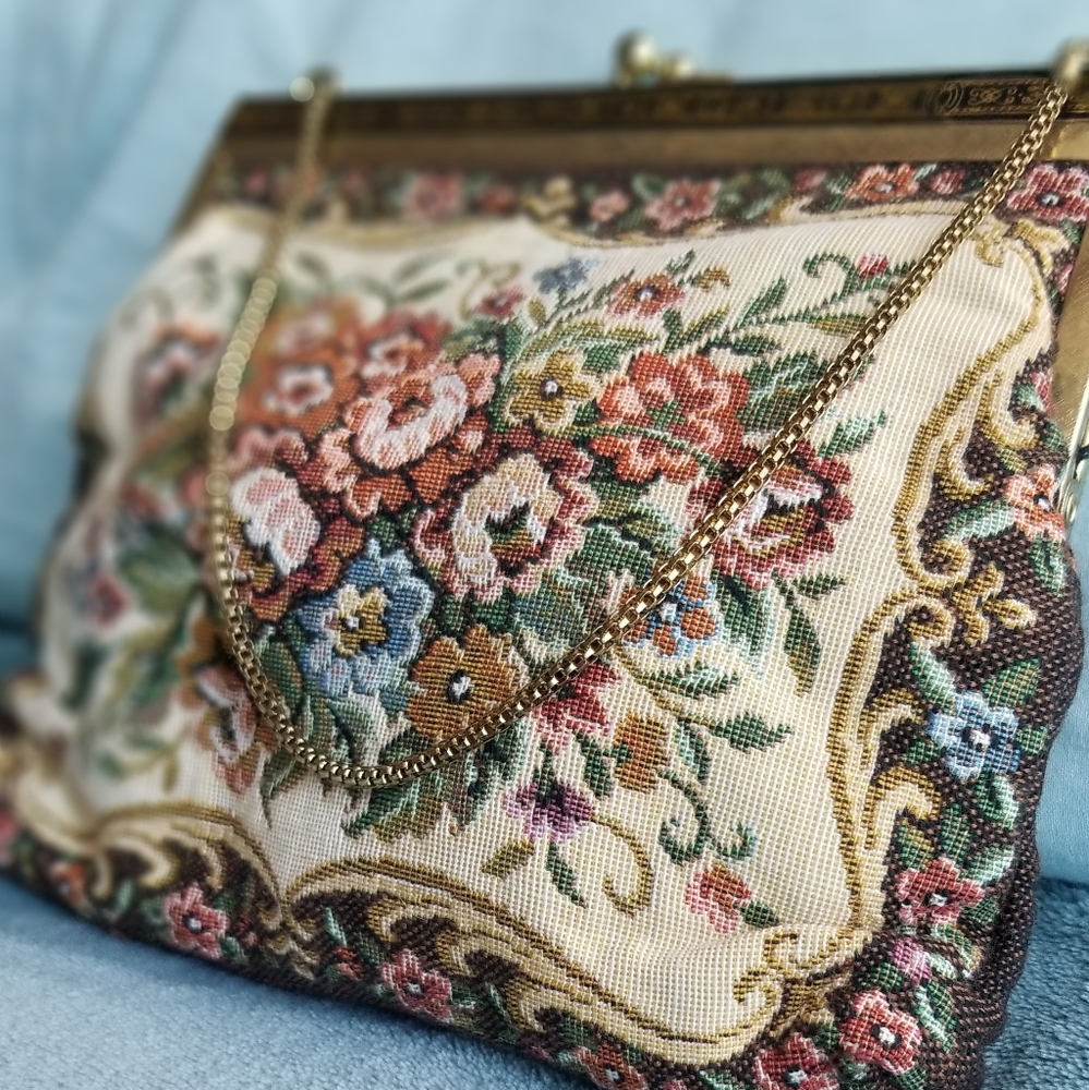 Cottagecore Farmcore Carpetbag style small clutch w/ chain, darling!
